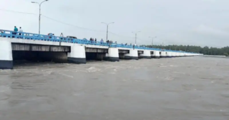 লালমনিরহাটে তিস্তার পানি বিপৎসীমার ১০ সেমি ওপর দিয়ে প্রবাহিত