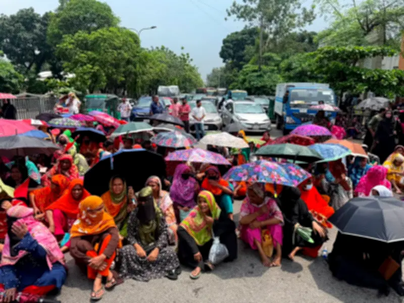 তেজগাঁওয়ে বকেয়া বেতনের দাবিতে সড়ক অবরোধ পোশাকশ্রমিকদের