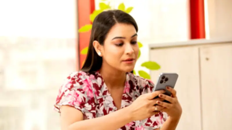 রিলসের ফাঁদে সময় হারানোর বিজ্ঞান ও ব্যবসা