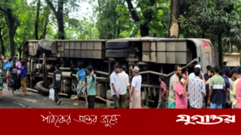 লোহাগাড়ায় পর্যটকবাহী বাস উলটে আহত ১৫