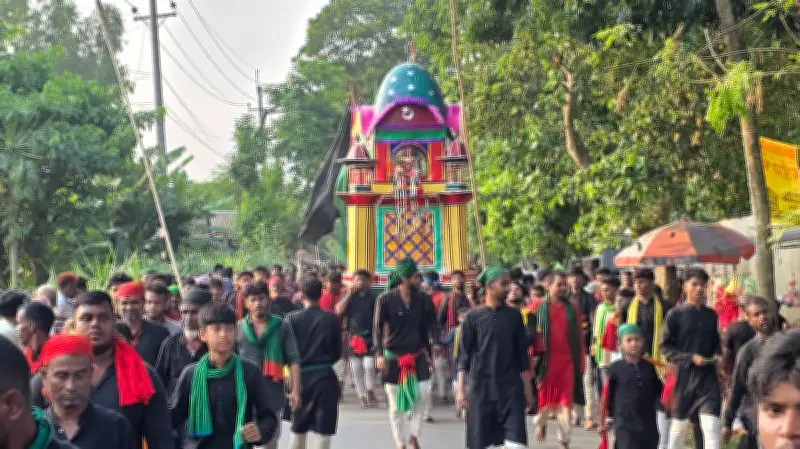 মানিকগঞ্জে ঐতিহ্যবাহী তাজিয়া মিছিলে মানুষের ঢল