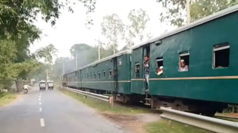 ১২ ঘণ্টা পর কুড়িগ্রামে ট্রেন চলাচল পুনরায় চালু