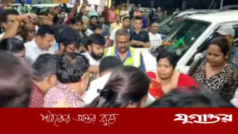 কলকাতা বিমানবন্দরে তৃণমূল-বিজেপি সংঘর্ষ, অভিষেককে অন্য গেটে বের করা হয়