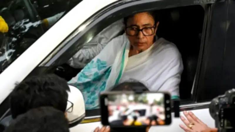 দলীয় প্রতীক হারানোর ঝুঁকিতে মমতার তৃণমূল, শীর্ষ ৭ নেতা বহিষ্কার