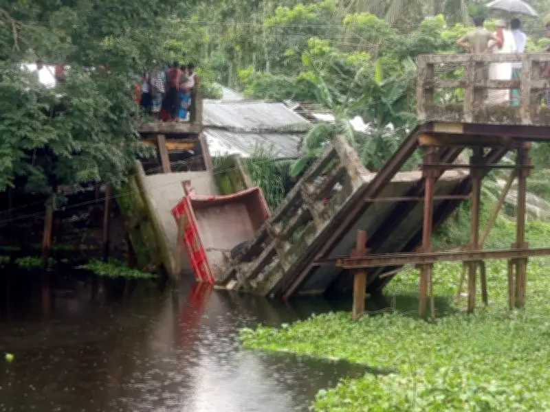 ভোলায় পুরোনো লোহার সেতু ভেঙে বালুভর্তি ট্রাক খালে, চালক নিহত