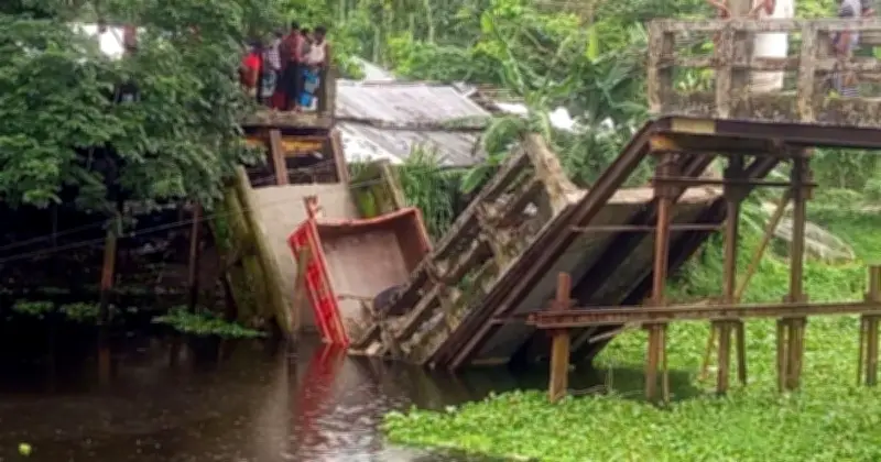 ভোলার লালমোহনে সেতু ভেঙে ট্রাক খালে, চালক নিহত