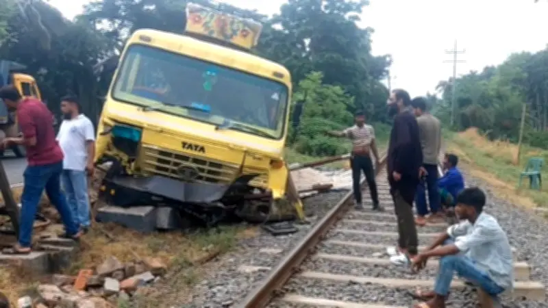 রাজবাড়ীতে ট্রাক রেললাইনে ওঠায় ৬ ঘণ্টা ট্রেন চলাচল বন্ধ, যাত্রীদের ভোগান্তি