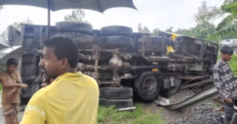 কুড়িগ্রামে বালুবোঝাই ট্রাক উল্টে রেল যোগাযোগ বন্ধ, শতাধিক যাত্রী দুর্ভোগ