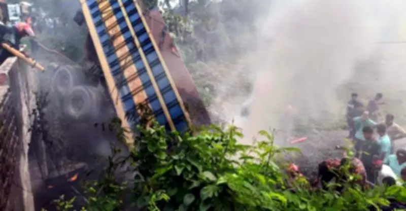 কুষ্টিয়ায় পাথরবোঝাই ট্রাক খাদে পড়ে নিহত ২