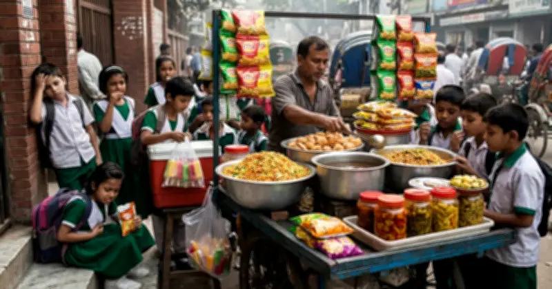 স্কুলের গেটে অস্বাস্থ্যকর খাবার: শিশুদের স্বাস্থ্যের জন্য হুমকি