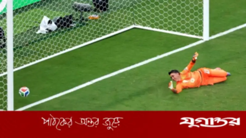 গোলরক্ষকের ভুলে বিশ্বকাপ থেকে বিদায় উরুগুয়ের