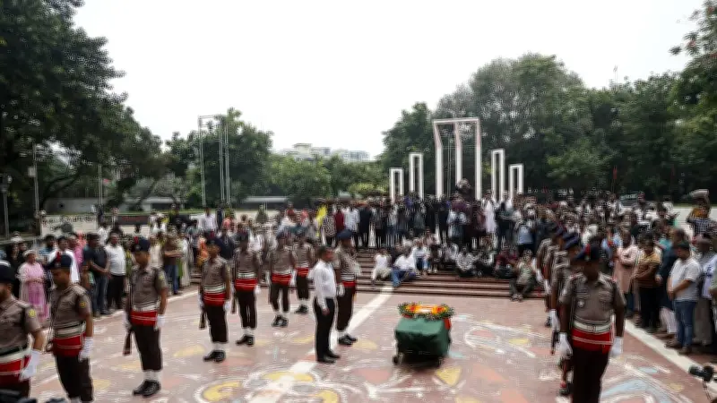বরেণ্য শিল্পী মুস্তাফা মনোয়ারের প্রতি শেষ শ্রদ্ধা জানালেন সর্বস্তরের মানুষ
