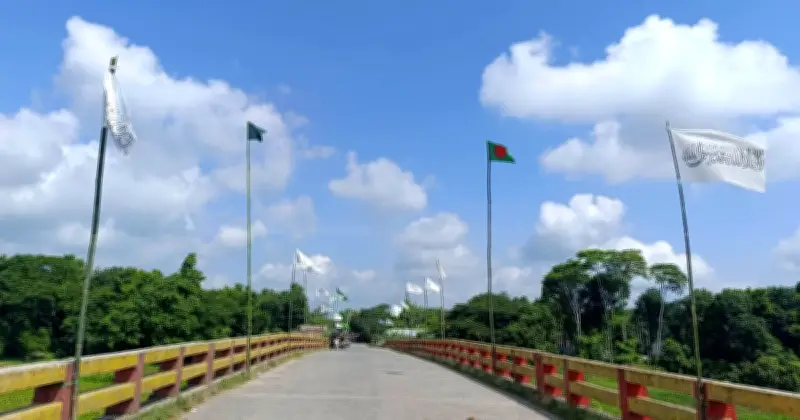 রাজধানীসহ দেশের বিভিন্ন এলাকায় সাদা-কালো পতাকা উড়ছে, তদন্ত করছে পুলিশ