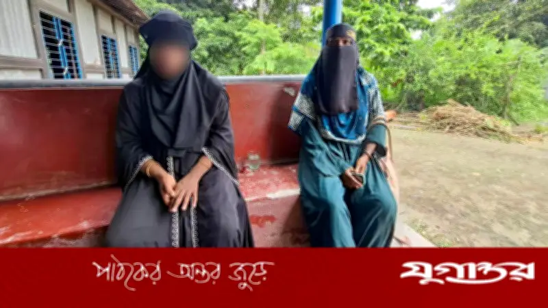 স্ত্রীর স্বীকৃতি দাবিতে যুবকের বাড়িতে তরুণীর সঙ্গে মায়ের অনশন