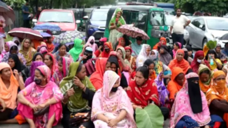 দুই ঘণ্টা পর তেজগাঁওয়ে সড়ক ছাড়লেন শ্রমিকরা, যান চলাচল শুরু