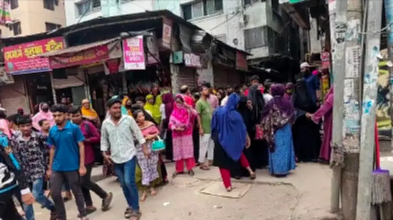 বন্ধ কারখানা খোলা ও বেতনের দাবিতে শ্রমিকদের বিক্ষোভ, পুলিশের সঙ্গে পাল্টাপাল্টি ধাওয়া