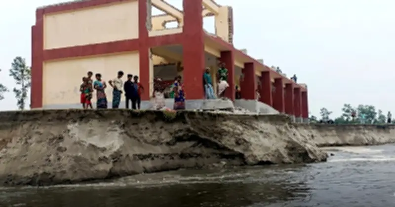 সিরাজগঞ্জে যমুনার ভয়াবহ ভাঙন: বসতবাড়ি, মসজিদ, কবর নদীগর্ভে