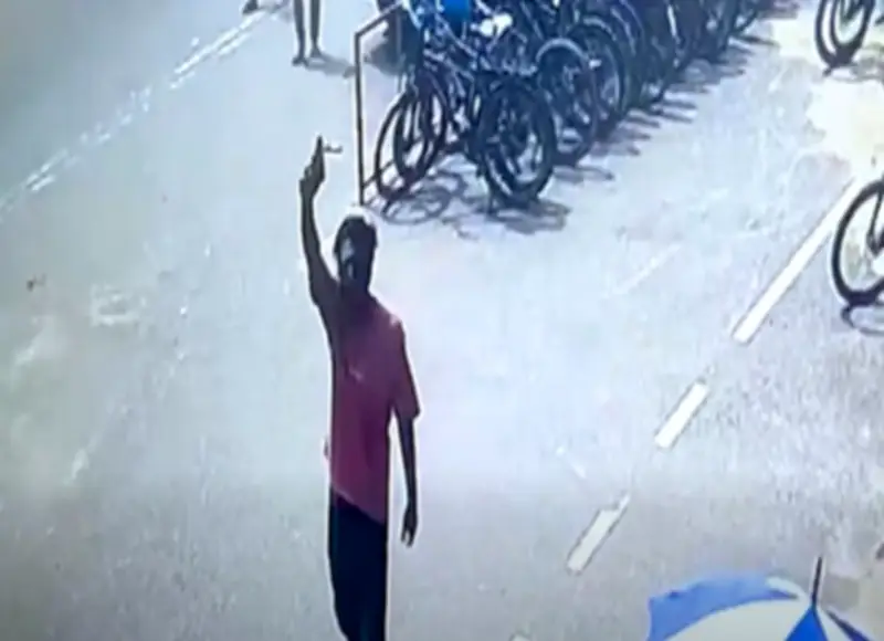 চট্টগ্রামে পোশাক কারখানার সামনে যুবকের গুলি, ভিডিও ভাইরাল
