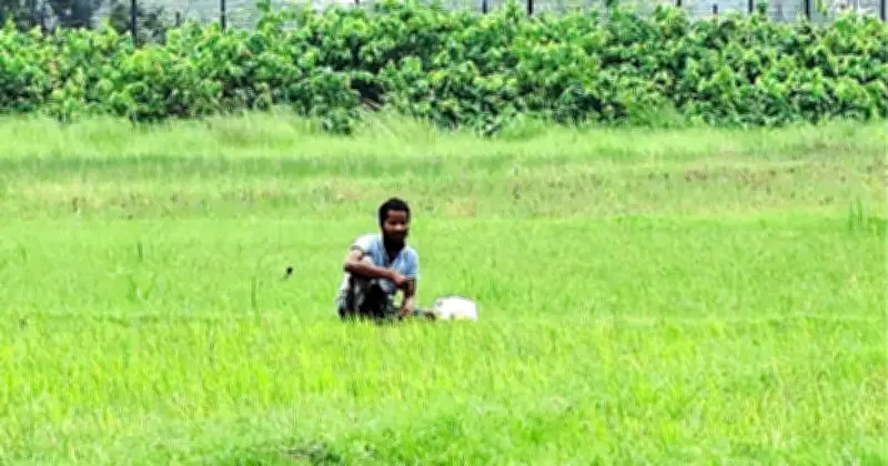 সীমান্তে শূন্যরেখায় আটকা এক যুবক, ১৮ ঘণ্টা পেরিয়ে মানবেতর অবস্থা
