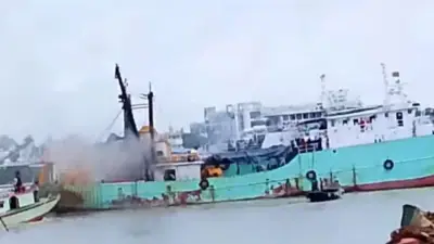 কর্ণফুলীতে ফিশিং ট্রলারে ইঞ্জিন রুমে বিস্ফোরণ, ৬ নাবিক দগ্ধ