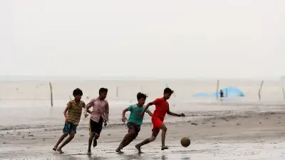 দেশজুড়ে নানা ঘটনায় একঝলক: ফুল থেকে বিশ্বকাপ উন্মাদনা