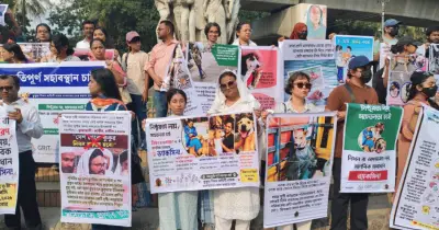 প্রাণীপ্রেমীদের মানববন্ধন: কুকুর হত্যার দাবির প্রতিবাদ