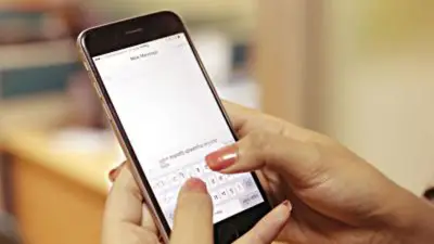 স্বামীর ফোনের পাসওয়ার্ড ‘জানি না’! স্ত্রী হতবাক