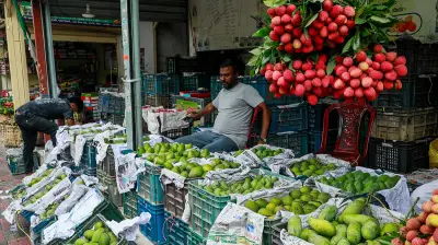 মৌসুমের শুরুতেই বাজারে আম-লিচুর সমাহার