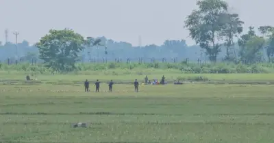 বেনাপোলে পুশইন নিয়ে বিজিবি-বিএসএফ উত্তেজনা, শূন্যরেখায় আটকে মানবেতর জীবন