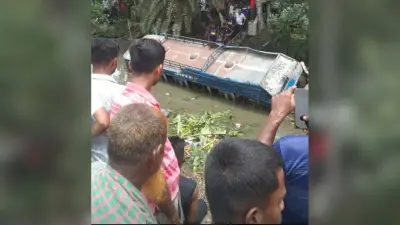 বরগুনায় বাস খাদে পড়ে নিহত ১, উদ্ধার মা ও দুই মেয়ের মরদেহ