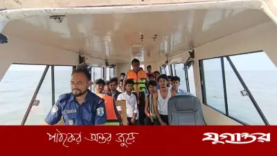 উত্তাল তেঁতুলিয়ায় ঝুঁকি নিয়ে ১৮ কিশোরের প্রাণ বাঁচাল নৌ-পুলিশ