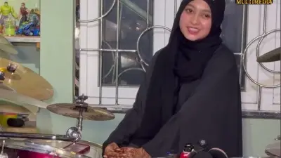 হিজাবি তরুণীর ড্রামিং ভাইরাল, ভাঙছে স্টিরিওটাইপ