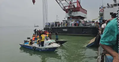 রাজবাড়ীতে ফেরিঘাটে বাস নদীতে, চালক ও সহকারী উদ্ধার