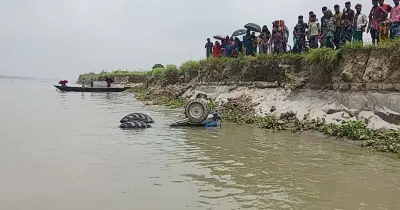 পদ্মা নদীতে ট্রাক্টর উল্টে চালকের মৃত্যু