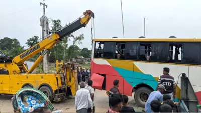 পদ্মায় বাস নিয়ন্ত্রণ হারানো, অল্পের জন্য রক্ষা