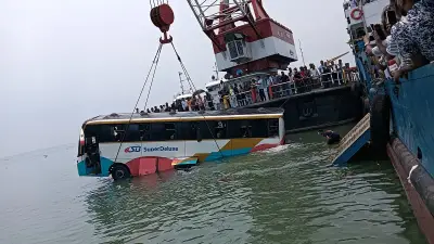 দেশজুড়ে নানা চিত্র: বোরো ধানের খড় থেকে বৃষ্টিতে ভেজা শিশু