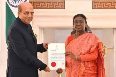 ভারতে রাষ্ট্রপতির কাছ থেকে সনদ গ্রহণ করলেন হাইকমিশনার দীনেশ ত্রিবেদী