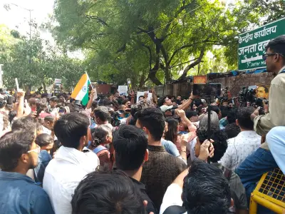 তেলাপোকার সমাবেশে মুখর যন্তর মন্তর, শিক্ষামন্ত্রীর পদত্যাগের দাবি