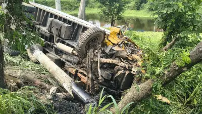 চাকা ফেটে কাভার্ডভ্যান উল্টে চালক নিহত, কাফনের কাপড় পরে নিষিদ্ধ ছাত্রলীগের শপথ