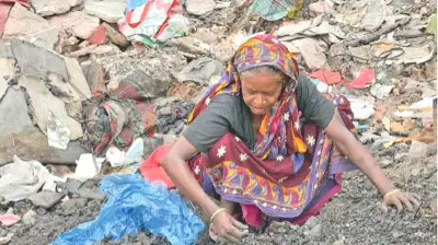 আগুনে পুড়ে যাওয়া ঘরের কয়লা কুড়িয়ে আয় করছেন বস্তিবাসী