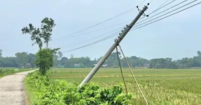 শেরপুরে বৈদ্যুতিক খুঁটি হেলে, দুর্ঘটনার আশঙ্কা