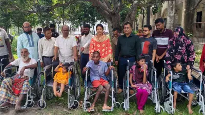 ডুমুরিয়ায় ১৫ প্রতিবন্ধী পেলেন হুইলচেয়ার
