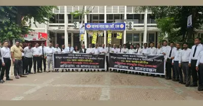 ৬১ আইনজীবীর মানববন্ধন: ইউনূসের বিচার চাই