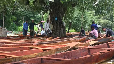 খালের পাশে নৌকার হাট, পানি বাড়লে আরও বড় হবে