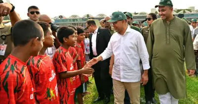 প্রধানমন্ত্রীর সাথে শিশুদের উচ্ছ্বাসময় মুহূর্ত গোল্ডকাপ ফুটবলে