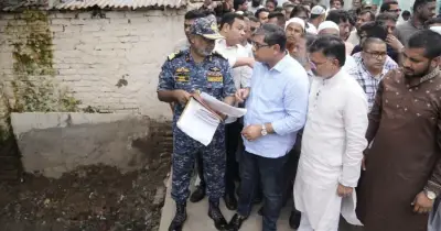 মিরপুরে মুসলিম বাজার খাল পরিষ্কার কার্যক্রম তদারকি প্রতিমন্ত্রীর