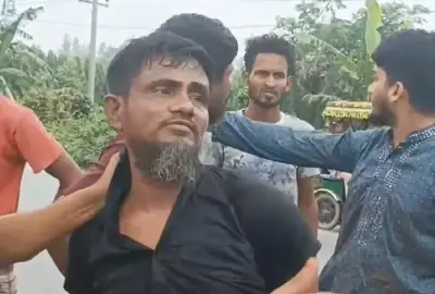 পলাশে বৃদ্ধকে ঝোপে ফেলে পালানোর সময় মাইক্রোবাসচালক গণপিটুনিতে আটক