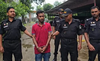ফেনীতে গৃহবধূ হত্যা: নখের আঁচড়ে ধরা পড়ল খুনি আত্মীয়