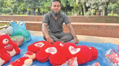 ফুটপাতের ছোট ব্যবসায়ীদের সংসার চালাতে হিমশিম