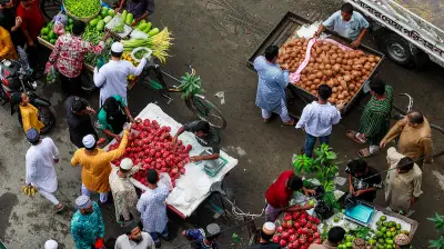 চট্টগ্রামে জুমার পর জমে ওঠা ফলের বাজার